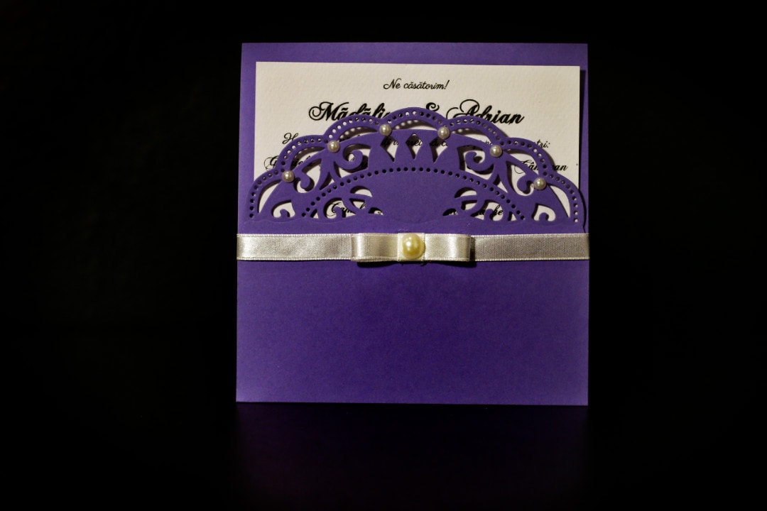 invitatie nunta violet tip plic cu perle - invitatii nunta personalizate-grand-media.ro