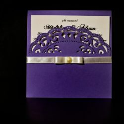 invitatie nunta violet tip plic cu perle - invitatii nunta personalizate-grand-media.ro